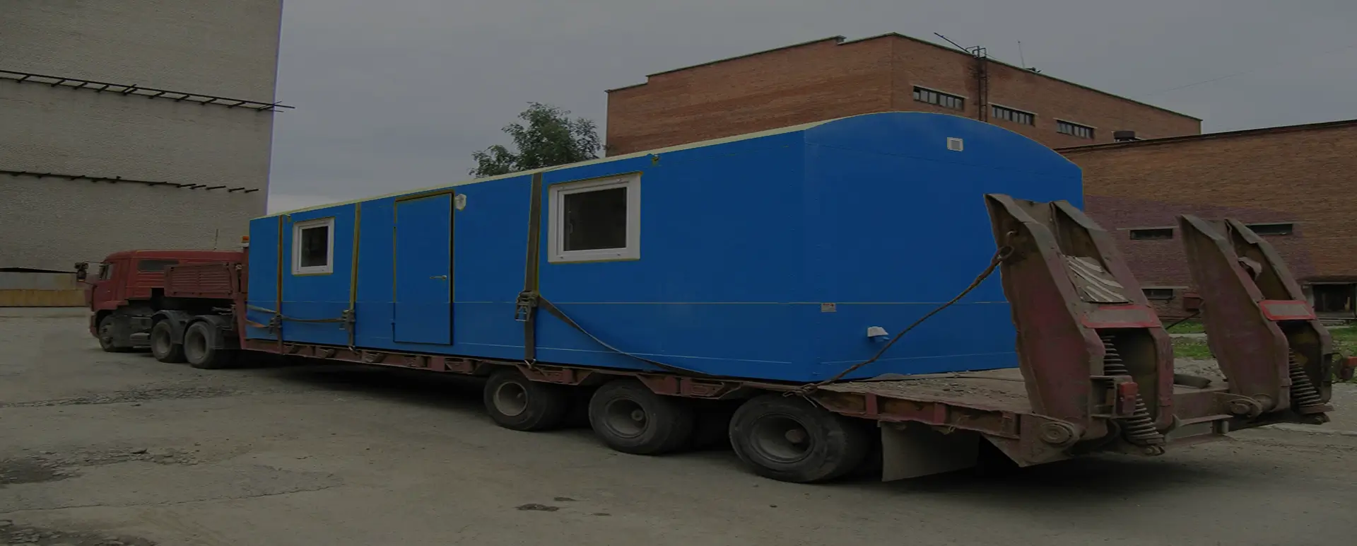 Заказать безопасную и качественную перевозку вагон домов и блок комнат по России из Васильево специализированными низкорамными тралами